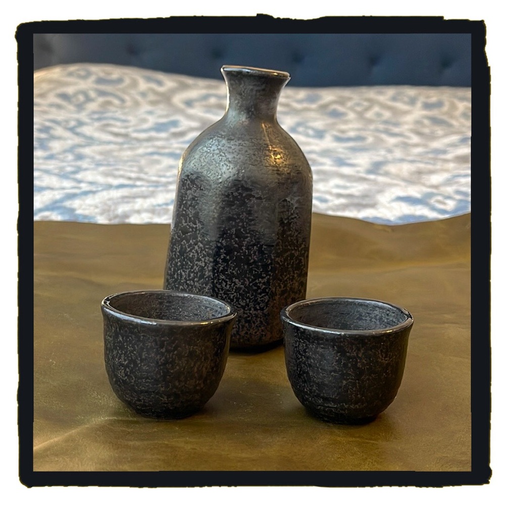 💕Japanese Sake Set - Carafe & 2 Cups - Black and Gold on the inside💕